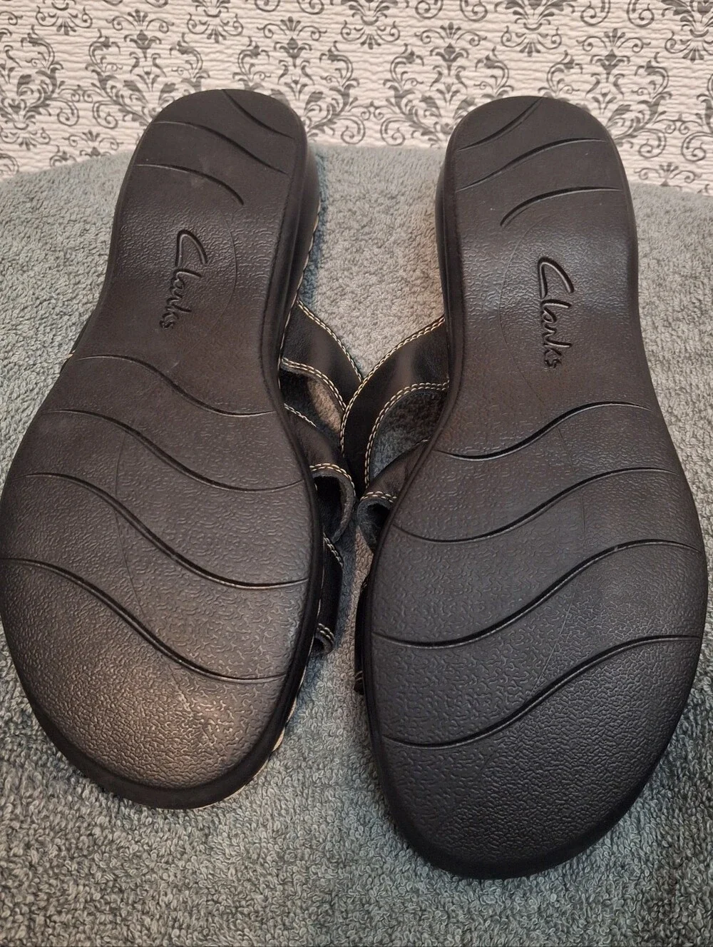 Clarks Womens Leisa Black Triple-Strap Leather Slide Sandals